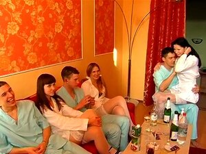 Ester & Yalena & Yulia & Zlata dans une scène de sexe en groupe