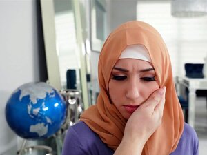 La bonne de l'est Violet Gems baise avec son patron