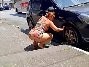 Nettoyage Des Voitures Publiques: Spectacle De Rue Sans Culotte