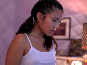 La jeune fille aux petits seins suprême May Thai fait une pipe très