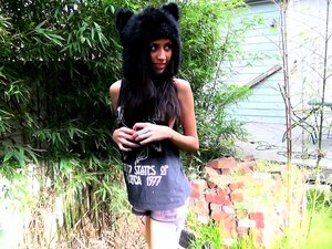 Angel Del Ray pose nue dans le jardin