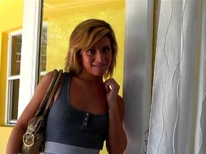 Une jolie nana fait de la pipe. Une jolie mais coquine organise une