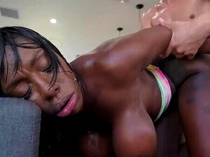 Le beau-fils en chaleur baise sa belle-mère noire - porno noir