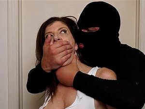 Un voleur dégueulasse baise avec une MILF aux gros seins Sara Jay
