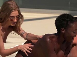 La beauté africaine Zaawaadi se fait badigeonner la tête de sperme.