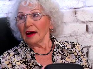 La sexy brune Tiffany Doll offre un cadeau chaud à la vieille Norma