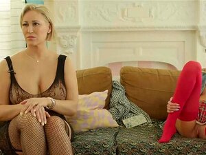 MAMAN SEXY - Quand Tallie rentre de la fac en mini-jupe, pas de