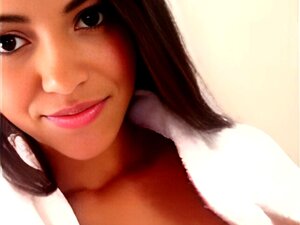 Mignonne petite nana avec de minuscules seins montre une chevauchée