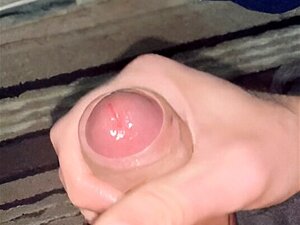 Une grosse bite blanche non coupée tire un énorme au ralenti