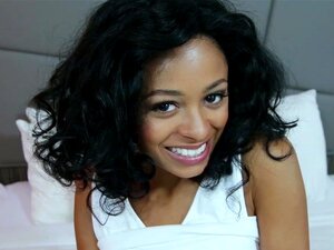 Anya Ivy dans Sweet Georgia Peach, 19 ans, peau caramel, cloche sud