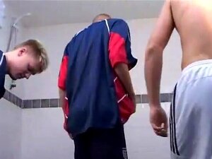 Twink Raw Shower Fuck à trois. C'est le triple du plaisir, avec John,