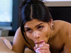 Une sexy professionnelle du massage latina saute sur une énorme bite.