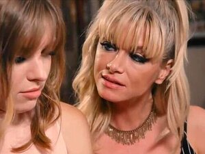 Maman et belle-fille découvrent la cachette de porno de leur