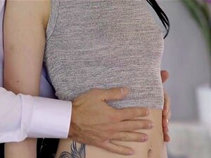 Marley Brinx en vue parfaite - NubileFilms. La minette sexuelle Marley
