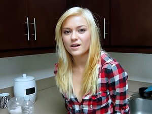 Laissez-vous séduire par le charme captivant d'une sublime blonde,