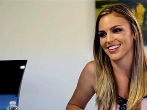 Léchage lesbien en lingerie. Lingerie, léchage de chatte et tribbing