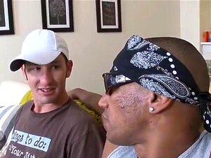 Queue pour cul noir gay. Trou du cul d'un joli voyou chocolaté