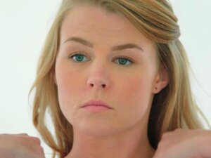 Une jolie coquine TUSHY se fait baiser même par son petit ami