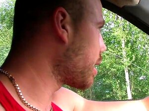 Salope chaude suce dans une voiture