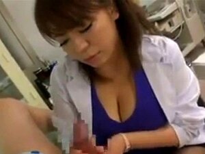 Une infirmière à gros seins reçoit un échantillon de sperme. Une