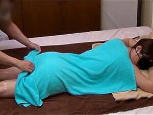 Un mari regarde sa femme japonaise se faire masser - 2. Le mari se