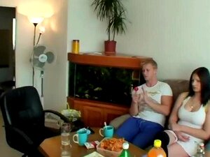 Regarde cette chaude étudiante de groupe baiser avec des filles