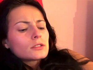 Le chaton de sexe tchèque parfait lexi dona se doigte et jouit. La