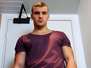 Entraîneur de fitness musclé Str8 découvert dans un porno gay.