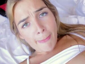 La demi-sœur baisée par son demi-frère sur le lit. Une belle blonde