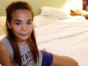 Grosse giclée de bite pour une bombe. Enrouler ses lèvres autour