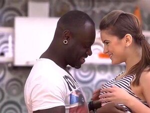 Regarde VIP4K. cette bombe est prête pour du sexe avec un mec noir