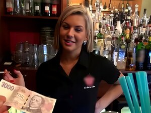 Pickups en public - Belle barmade blonde comme la cendre payée pour