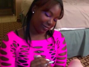 Beauté ébène twerkeuse tirant une grosse bite