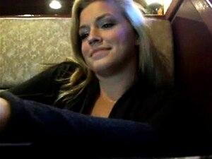 Blonde chaude en public exhibant dans un bar