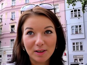 HUNT4K. Le pauvre mec regarde sa sexy copine le tromper