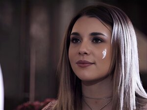 La babysitter chaude aux gros seins incroyables Gabbie Carter baisée