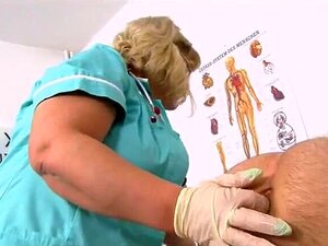 L'infirmière cochonne adore jouer avec le jock de son patient quand