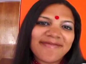 Femme au foyer indienne BBW chevauche une bite en style POV