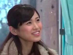 Couple japonais frais, sexe dans des murs de verre d'émission de