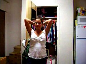 Une fille de la marine amateur se déshabille pour son mec