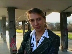 Des filles à poil ouvrent les jambes pour se faire baiser