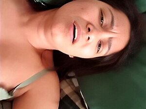 Plongez dans le plaisir ultime alors qu'une chaude poupée indienne