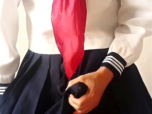 Sperme sur la jupe dans un travesti en costume de marin