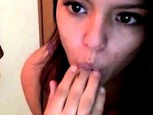 Mignonne suçant un concombre et s'insérant dans la chatte