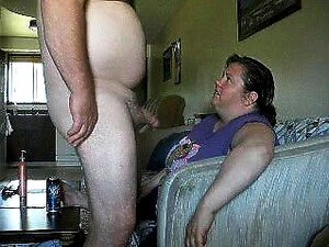 Partenaire occupé à regarder la télévision