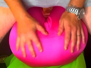 Le frottement du cul se transforme en sodomie dure avec une milf