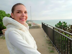 La brune de fitness Henessy montre une paire de seins chauds en public