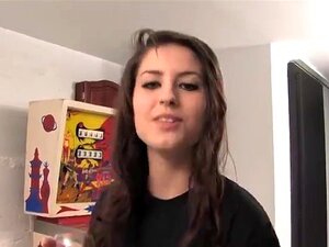 Brune française se déshabillant et se frottant la fente en vidéo,
