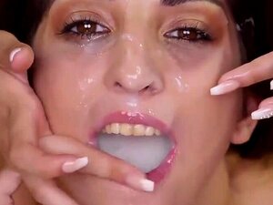 Jimena Lago collecte et avale des giclées de sperme - Bukkake.xxx