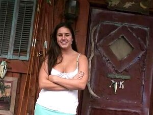 Brune défile dans un bar puis pisse